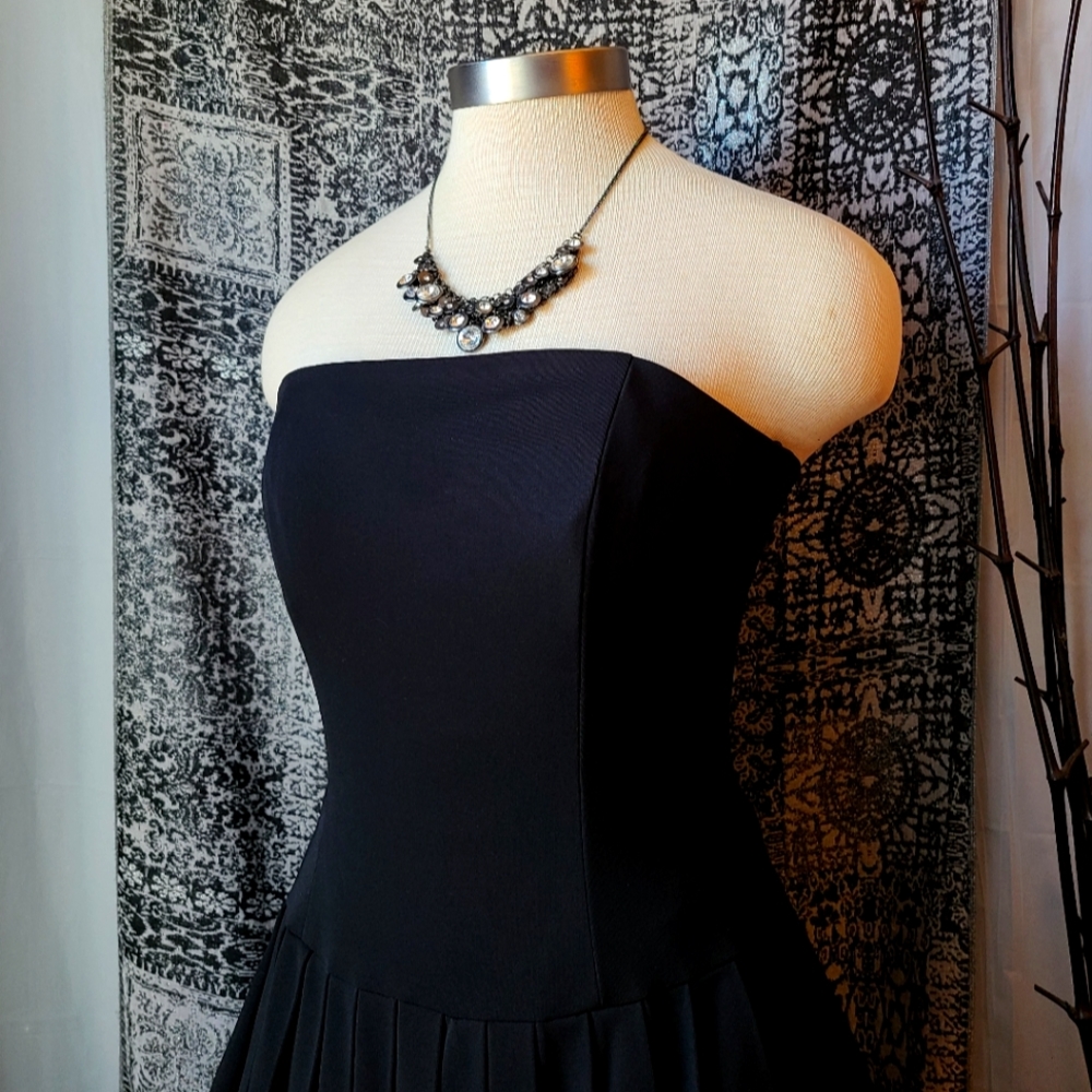 WHBM...STUNNING DRESS - Picture 2 of 5